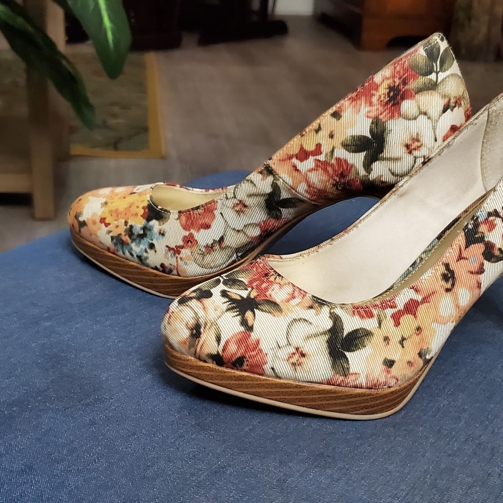 Floral Sandals - Picture 3 of 3